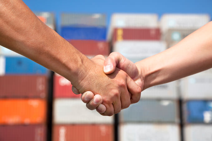 Handshake vor Containern