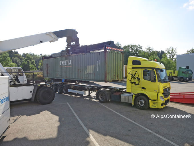Verladung eines Containers auf einen Lkw